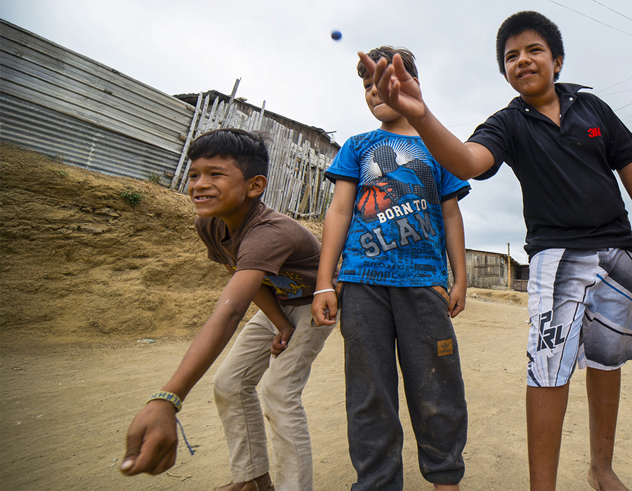niños jugando canicas